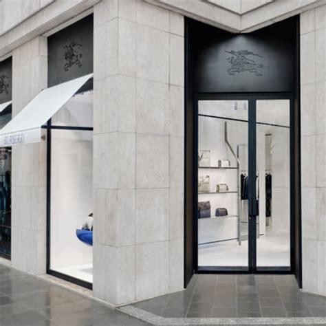 burberry avenue montaigne